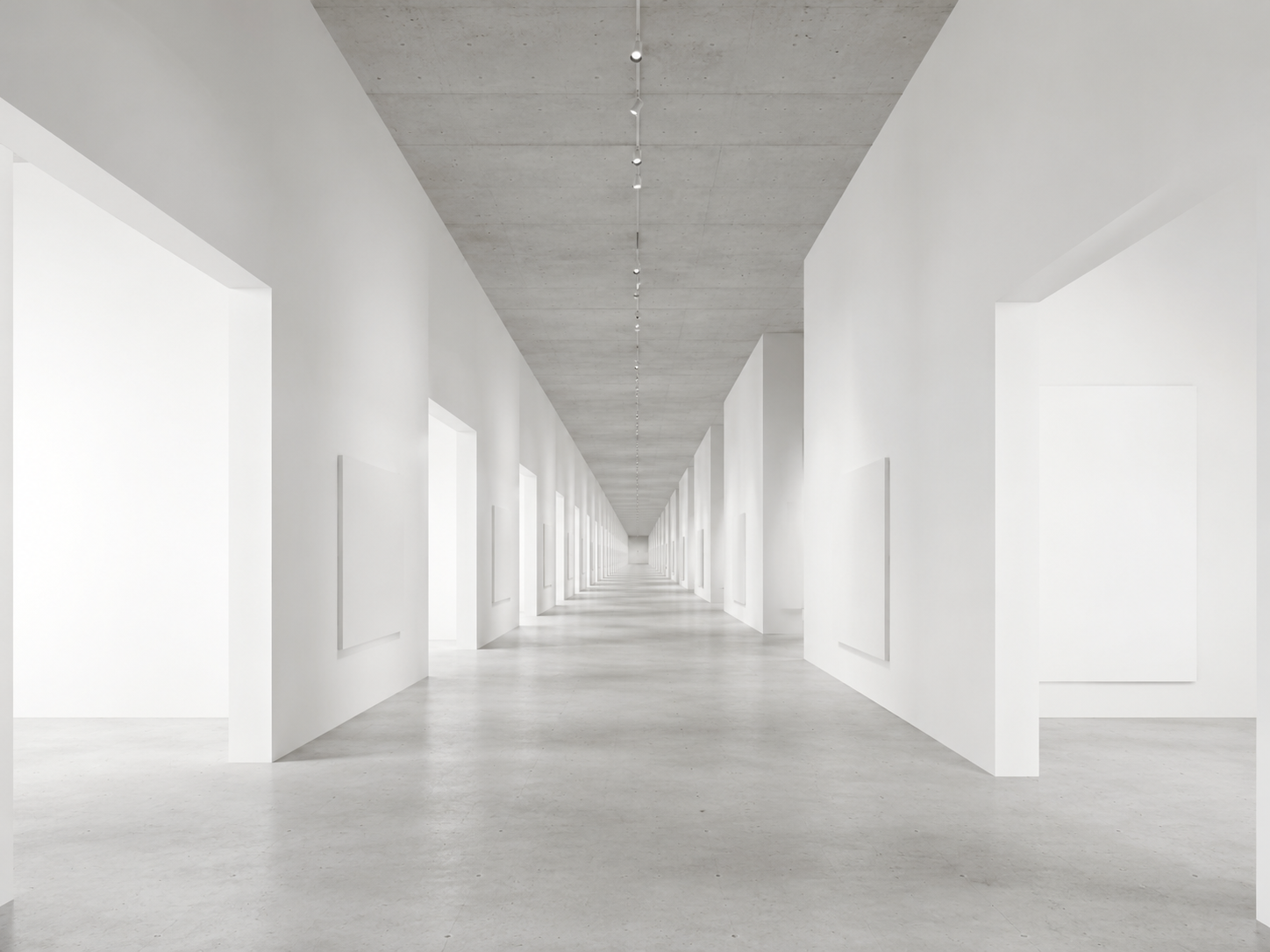Interior de la galería con obra contemporánea